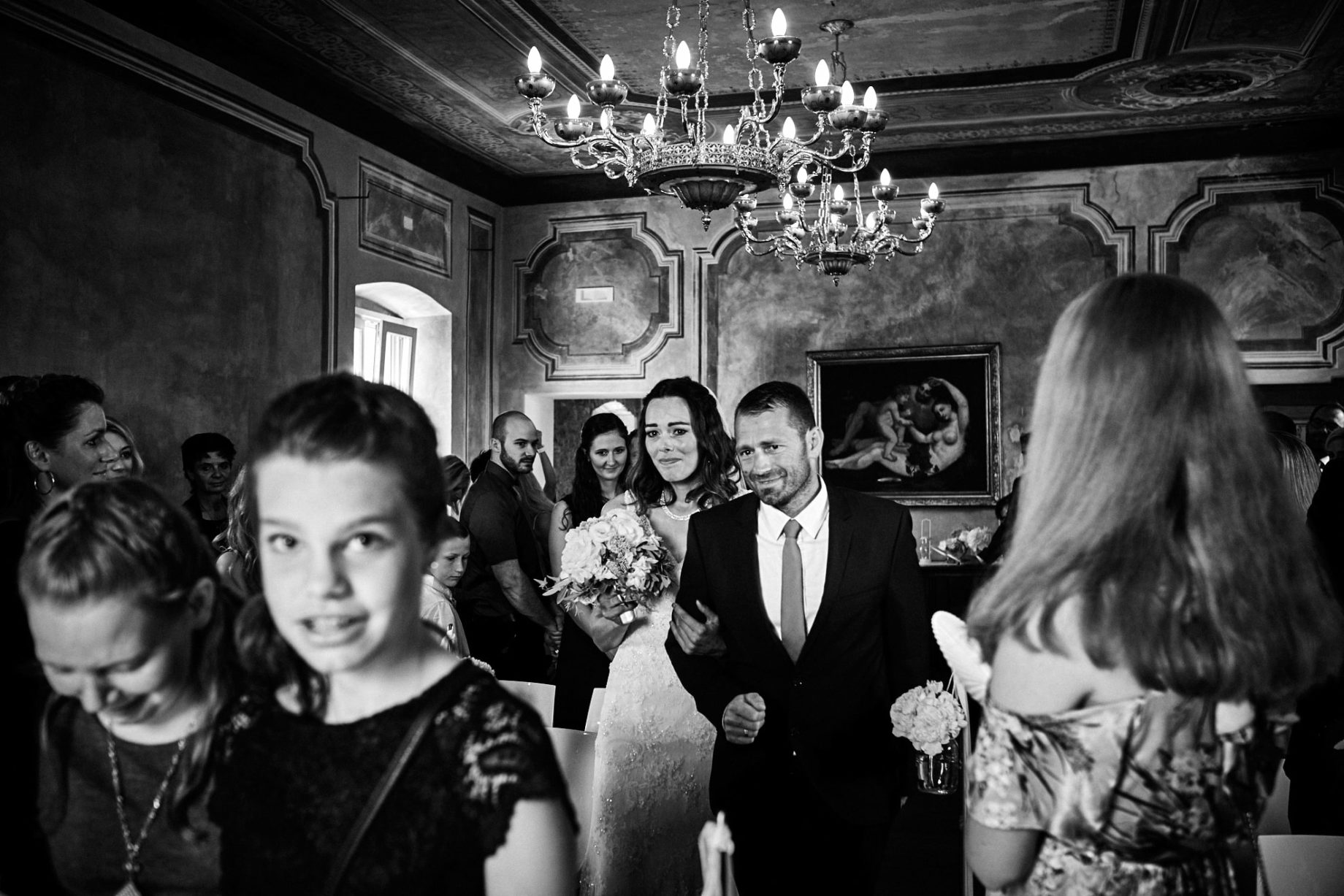 Foto in bianco e nero di matrimonio a Salò a VIlla Bissiniga, cerimonia. La sposa sta entrando