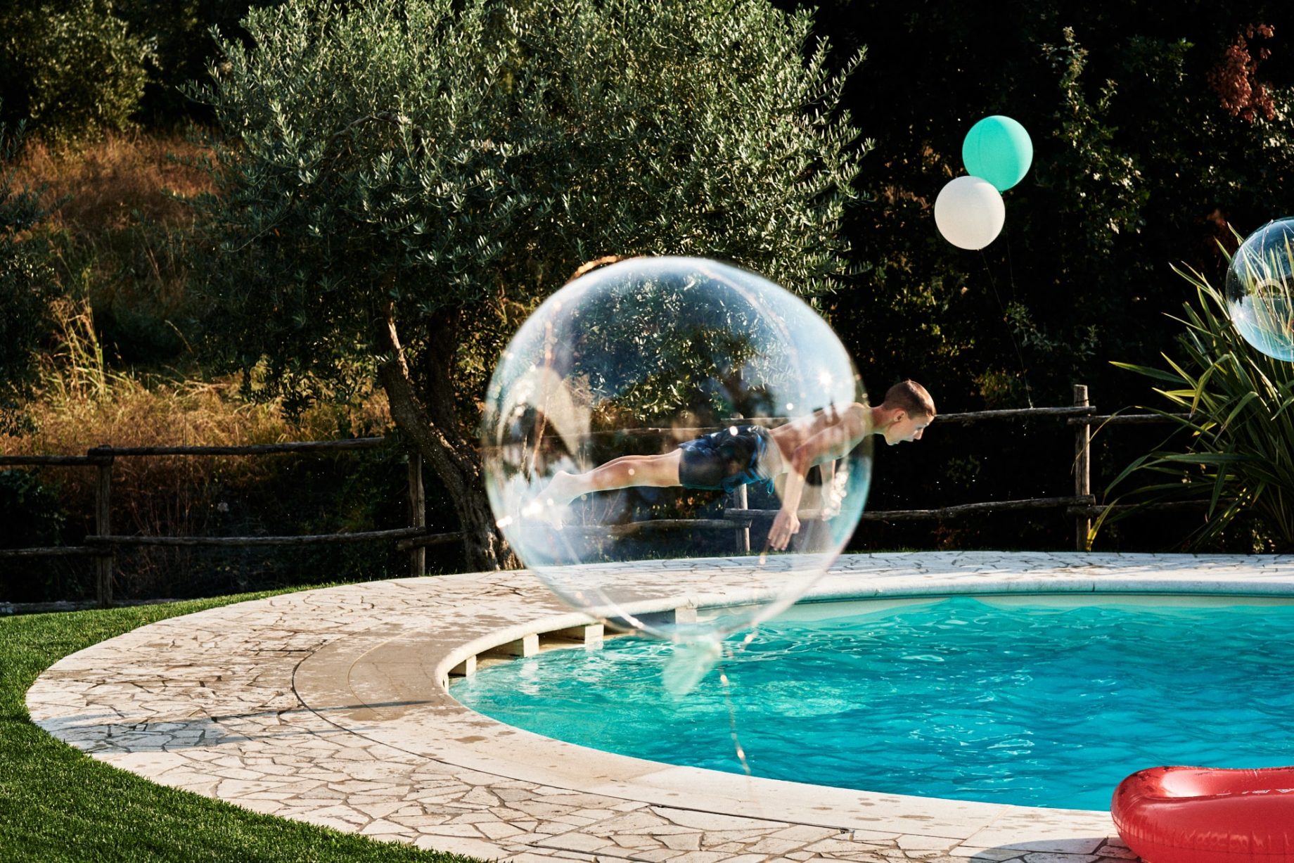 festa di matrimonio in piascina, tuffo di un bimbo